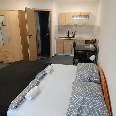 4 Barat Apartment *